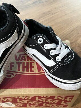 New in Box $44 VANS Old Skool Black & White -Infant/Toddler Sz 4